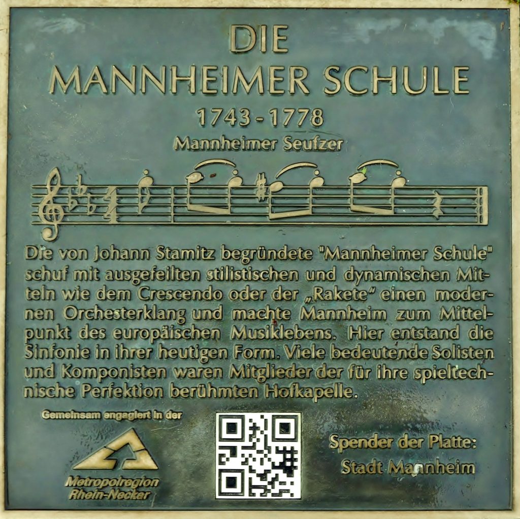 Quelle: Plakette "Mannheimer Schule" der Kurpfälzer Meile der Innovationen e.V. in Mannheim vor dem Schloss